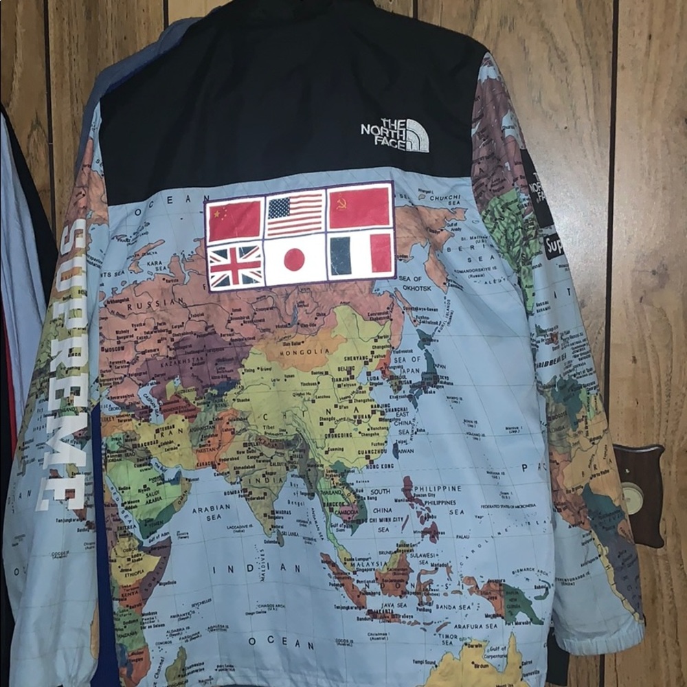 Supreme x north face  world map jacket - Picture 3 of 5